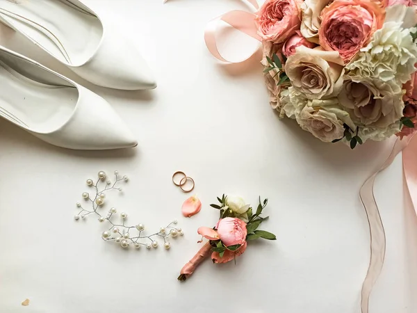 Rosafarbene Blumen Perlenschmuck Und Zwei Goldene Eheringe Auf Weißem Hintergrund — Stockfoto