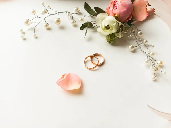 Fleurs Roses Bijoux Perles Deux Alliances Sur Fond Blanc Concept — Photo