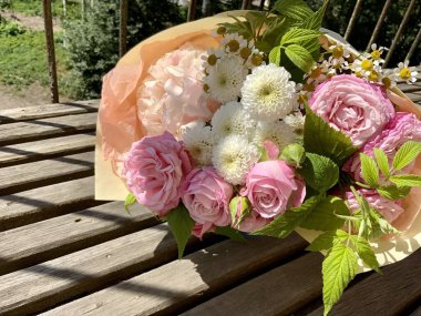 Güzel bir bahar çiçeği buketi. Çiçekçinin işi bu. Romantik bir kavram. Kapatın. Bahar bayrağı. Paskalya ve bahar tebrik kartı. Kadın günü konsepti. Metin için kopyalama alanı.