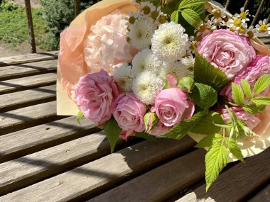 Güzel bir bahar çiçeği buketi. Çiçekçinin işi bu. Romantik bir kavram. Kapatın. Bahar bayrağı. Paskalya ve bahar tebrik kartı. Kadın günü konsepti. Metin için kopyalama alanı.