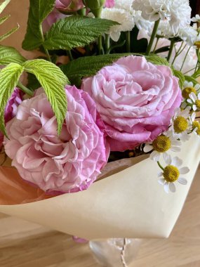 Güzel bir bahar çiçeği buketi. Çiçekçinin işi bu. Romantik bir kavram. Kapatın. Bahar bayrağı. Paskalya ve bahar tebrik kartı. Kadın günü konsepti. Metin için kopyalama alanı.