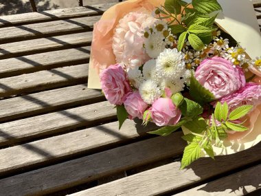 Güzel bir bahar çiçeği buketi. Çiçekçinin işi bu. Romantik bir kavram. Kapatın. Bahar bayrağı. Paskalya ve bahar tebrik kartı. Kadın günü konsepti. Metin için kopyalama alanı.