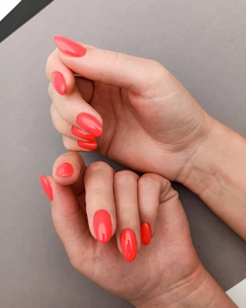 Weibliche Hände Mit Rotem Nageldesign Maniküre Und Hands Spa Schönheitsbehandlung — Stockfoto