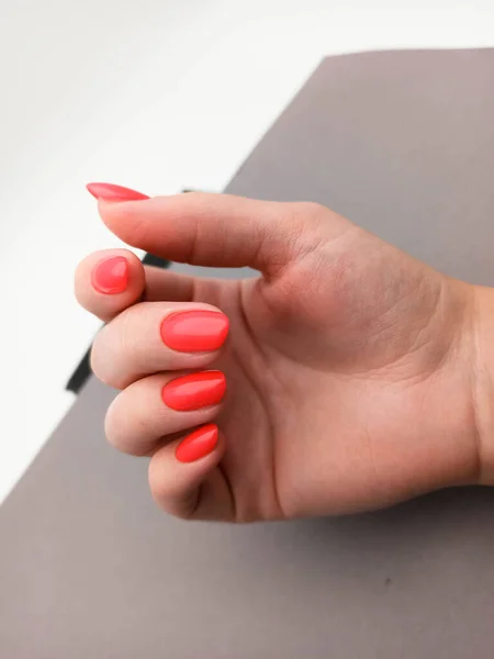 Mani Femminili Con Disegno Chiodo Rosso Manicure Mani Spa Trattamento — Foto Stock