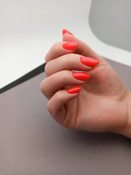 Vrouwelijke Handen Met Rode Nagel Design Manicure Handen Spa Schoonheidsbehandeling — Stockfoto