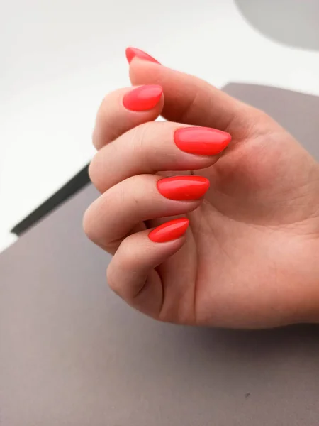 Kırmızı Tırnak Desenli Bir Kadın Eli Manikür Eller Spa Evet — Stok fotoğraf