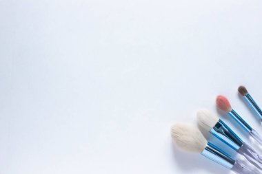 Fotokopi aletiyle düz bir zemini fırçalar. Güzellik kozmetik makyaj ürünü düzeni. Şık tasarım. Yaratıcı moda konsepti. Beyaz arka planda kozmetik makyaj fırçası koleksiyonu, üst görünüm.
