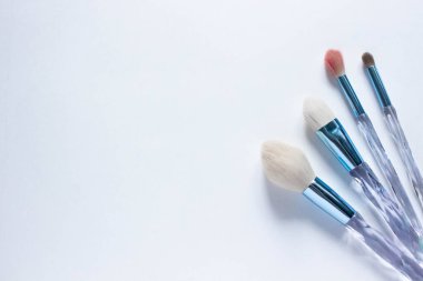 Fotokopi aletiyle düz bir zemini fırçalar. Güzellik kozmetik makyaj ürünü düzeni. Şık tasarım. Yaratıcı moda konsepti. Beyaz arka planda kozmetik makyaj fırçası koleksiyonu, üst görünüm.