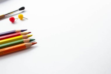 Beyaz arka planda okul kağıtları. Okulun yaratıcı planına, kopya alanının şablonuna. Düz yerde, üst tarafta, tepede. Okul yılına hazırlanmakla ilgili makale. 