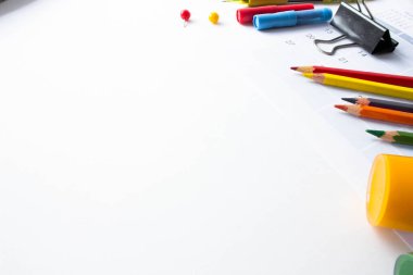 Beyaz arka planda okul kağıtları. Okulun yaratıcı planına, kopya alanının şablonuna. Düz yerde, üst tarafta, tepede. Okul yılına hazırlanmakla ilgili makale. 