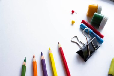 Beyaz arka planda okul kağıtları. Okulun yaratıcı planına, kopya alanının şablonuna. Düz yerde, üst tarafta, tepede. Okul yılına hazırlanmakla ilgili makale. 