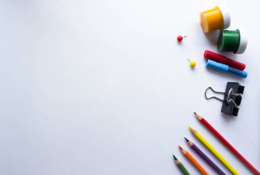 Beyaz arka planda okul kağıtları. Okulun yaratıcı planına, kopya alanının şablonuna. Düz yerde, üst tarafta, tepede. Okul yılına hazırlanmakla ilgili makale. 