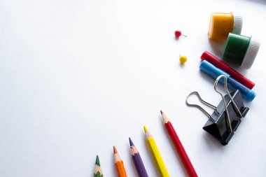 Beyaz arka planda okul kağıtları. Okulun yaratıcı planına, kopya alanının şablonuna. Düz yerde, üst tarafta, tepede. Okul yılına hazırlanmakla ilgili makale. 