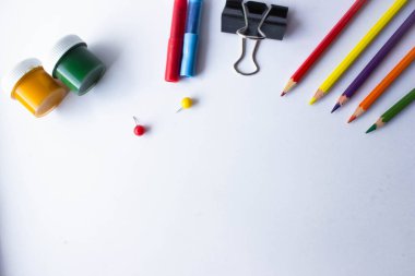 Beyaz arka planda okul kağıtları. Okulun yaratıcı planına, kopya alanının şablonuna. Düz yerde, üst tarafta, tepede. Okul yılına hazırlanmakla ilgili makale. 