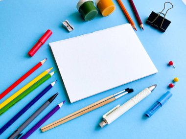 Renkli üstten okul malzemeleri. Okul kırtasiyesi ile yaratıcı çerçeve düzeni. Düz yatıyordu. Renkli kırtasiye. İzole edilmiş arka plan. Uzayı kopyala Okula dönelim. Pankart