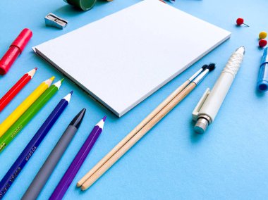 Renkli üstten okul malzemeleri. Okul kırtasiyesi ile yaratıcı çerçeve düzeni. Düz yatıyordu. Renkli kırtasiye. İzole edilmiş arka plan. Uzayı kopyala Okula dönelim. Pankart