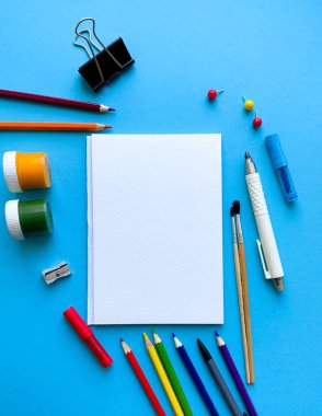 Renkli üstten okul malzemeleri. Okul kırtasiyesi ile yaratıcı çerçeve düzeni. Düz yatıyordu. Renkli kırtasiye. İzole edilmiş arka plan. Uzayı kopyala Okula dönelim. Pankart