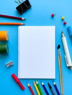Renkli üstten okul malzemeleri. Okul kırtasiyesi ile yaratıcı çerçeve düzeni. Düz yatıyordu. Renkli kırtasiye. İzole edilmiş arka plan. Uzayı kopyala Okula dönelim. Pankart