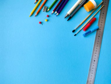 Renkli üstten okul malzemeleri. Okul kırtasiyesi ile yaratıcı çerçeve düzeni. Düz yatıyordu. Renkli kırtasiye. İzole edilmiş arka plan. Uzayı kopyala Okula dönelim. Pankart