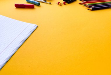 Renkli üstten okul malzemeleri. Okul kırtasiyesi ile yaratıcı çerçeve düzeni. Düz yatıyordu. Renkli kırtasiye. İzole edilmiş arka plan. Uzayı kopyala Okula dönelim. Pankart