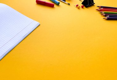 Renkli üstten okul malzemeleri. Okul kırtasiyesi ile yaratıcı çerçeve düzeni. Düz yatıyordu. Renkli kırtasiye. İzole edilmiş arka plan. Uzayı kopyala Okula dönelim. Pankart