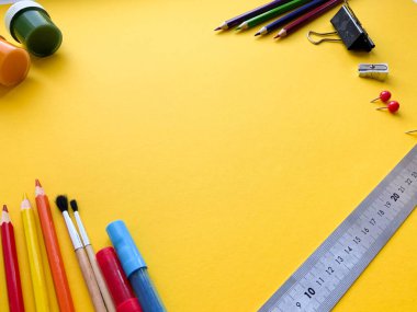 Renkli üstten okul malzemeleri. Okul kırtasiyesi ile yaratıcı çerçeve düzeni. Düz yatıyordu. Renkli kırtasiye. İzole edilmiş arka plan. Uzayı kopyala Okula dönelim. Pankart