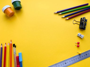 Renkli üstten okul malzemeleri. Okul kırtasiyesi ile yaratıcı çerçeve düzeni. Düz yatıyordu. Renkli kırtasiye. İzole edilmiş arka plan. Uzayı kopyala Okula dönelim. Pankart