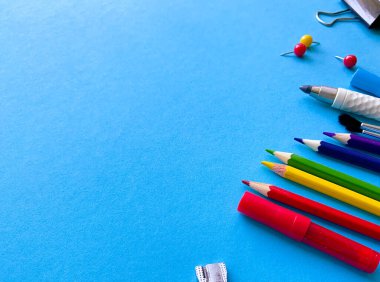 Renkli üstten okul malzemeleri. Okul kırtasiyesi ile yaratıcı çerçeve düzeni. Düz yatıyordu. Renkli kırtasiye. İzole edilmiş arka plan. Uzayı kopyala Okula dönelim. Pankart