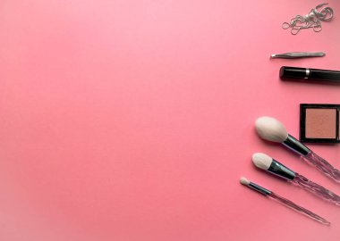 Fotokopi aletiyle düz bir zemini fırçalar. Güzellik kozmetik makyaj ürünü düzeni. Şık tasarım. Yaratıcı moda konsepti. Kozmetik makyaj fırçası koleksiyonu pembe arka plan, üst görünüm.