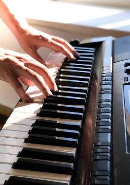 Piyanist el dijital piyano çalıyor. Yakın plan. Müzik konsepti, piyano çalmayı öğrenmek. Mesaj için yer var. Sesli