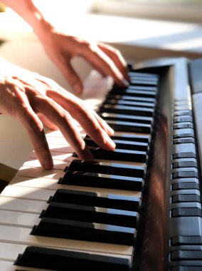 Piyanist el dijital piyano çalıyor. Yakın plan. Müzik konsepti, piyano çalmayı öğrenmek. Mesaj için yer var. Sesli