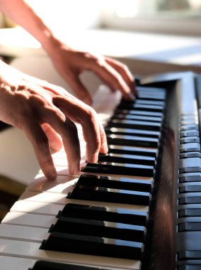 Piyanist el dijital piyano çalıyor. Yakın plan. Müzik konsepti, piyano çalmayı öğrenmek. Mesaj için yer var. Sesli