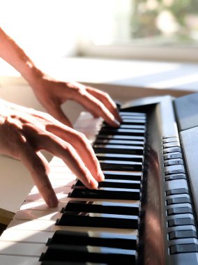 Piyanist el dijital piyano çalıyor. Yakın plan. Müzik konsepti, piyano çalmayı öğrenmek. Mesaj için yer var. Sesli