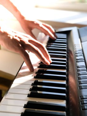 Piyanist el dijital piyano çalıyor. Yakın plan. Müzik konsepti, piyano çalmayı öğrenmek. Mesaj için yer var. Sesli