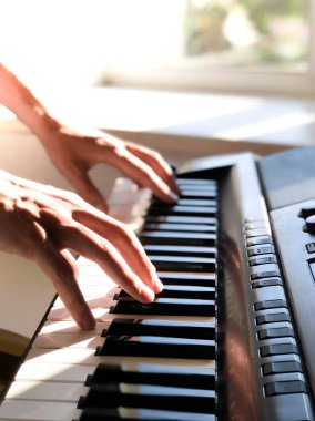 Piyanist el dijital piyano çalıyor. Yakın plan. Müzik konsepti, piyano çalmayı öğrenmek. Mesaj için yer var. Sesli