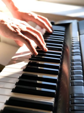 Piyanist el dijital piyano çalıyor. Yakın plan. Müzik konsepti, piyano çalmayı öğrenmek. Mesaj için yer var. Sesli