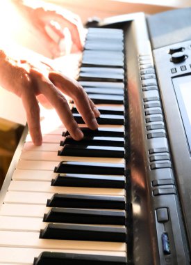 Piyanist el dijital piyano çalıyor. Yakın plan. Müzik konsepti, piyano çalmayı öğrenmek. Mesaj için yer var. Sesli