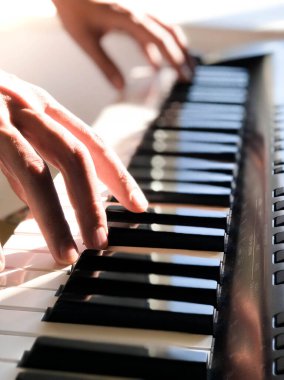 Piyanist el dijital piyano çalıyor. Yakın plan. Müzik konsepti, piyano çalmayı öğrenmek. Mesaj için yer var. Sesli