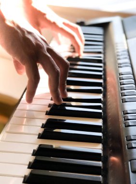 Piyanist el dijital piyano çalıyor. Yakın plan. Müzik konsepti, piyano çalmayı öğrenmek. Mesaj için yer var. Sesli