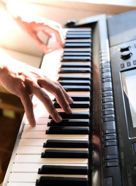 Piyanist el dijital piyano çalıyor. Yakın plan. Müzik konsepti, piyano çalmayı öğrenmek. Mesaj için yer var. Sesli