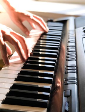 Piyanist el dijital piyano çalıyor. Yakın plan. Müzik konsepti, piyano çalmayı öğrenmek. Mesaj için yer var. Sesli