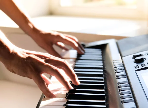 Pianista Mano Che Suona Pianoforte Digitale Primo Piano Concetto Musicale — Foto Stock