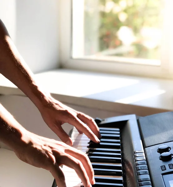 Pianist Hand Spielt Digitales Piano Nahaufnahme Musikkonzept Klavierspielen Lernen Raum — Stockfoto