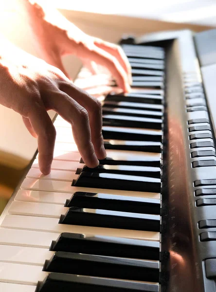 Piyanist el dijital piyano çalıyor. Yakın plan. Müzik konsepti, piyano çalmayı öğrenmek. Mesaj için yer var. Sesli