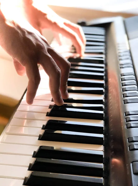 Piyanist el dijital piyano çalıyor. Yakın plan. Müzik konsepti, piyano çalmayı öğrenmek. Mesaj için yer var. Sesli