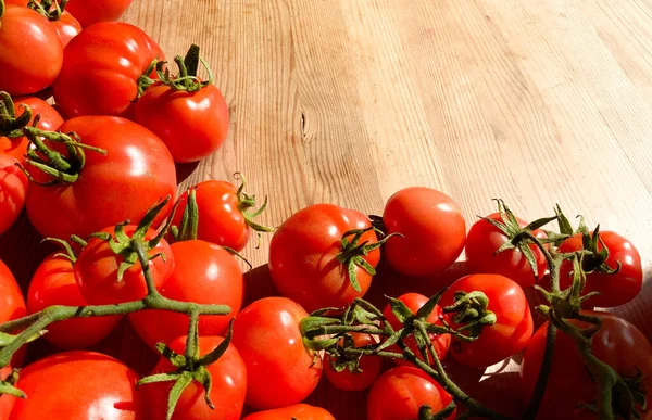 Tomates Rouges Sur Fond Bois Légumes Frais Vue Dessus Avec — Photo