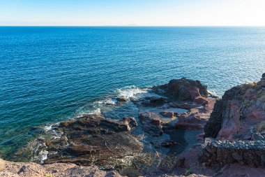 Volkanik lav sarp kayalıkları ve ünlü Playa Blanca Papagayo 'nun sivri kıyı şeridi ayrıntıları. Atlantik Okyanusu, Lanzarote güney kıyısı, Kanarya Adaları, İspanya. Seyahat kavramı