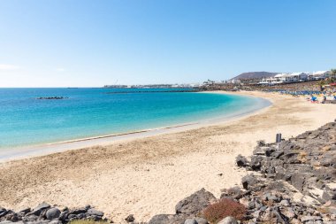 Playa Blanca, Lanzarote, Kanarya Adaları 'ndaki Playa Dorada plajının benzersiz manzarası.