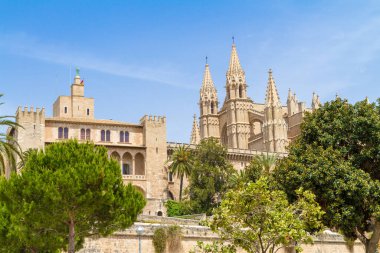Palma de Mallorca Almudaina Kraliyet Sarayı ve La Seu Katedrali ufuk çizgisi manzarası. Palma Mallorca, Balear Adaları İspanya.