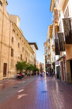 Şehrin tarihi merkezindeki ünlü Carrer de Sant Mquel caddesinde Palma Mallorca 'da yürüyen tanınmamış insanlar.